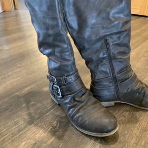 Carlos Santana grey boots with buckle details